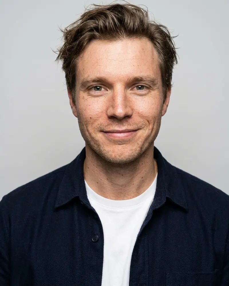 Godt CV-billede mod grå baggrund