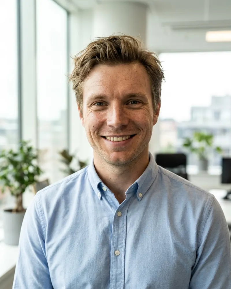 Godt LinkedIn-billede på et lyst kontor