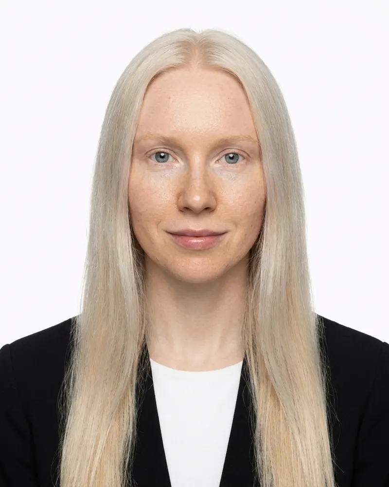 CV-kuva valkoista taustaa vasten