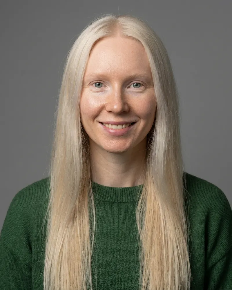 LinkedIn-kuva vihreässä neuleessa