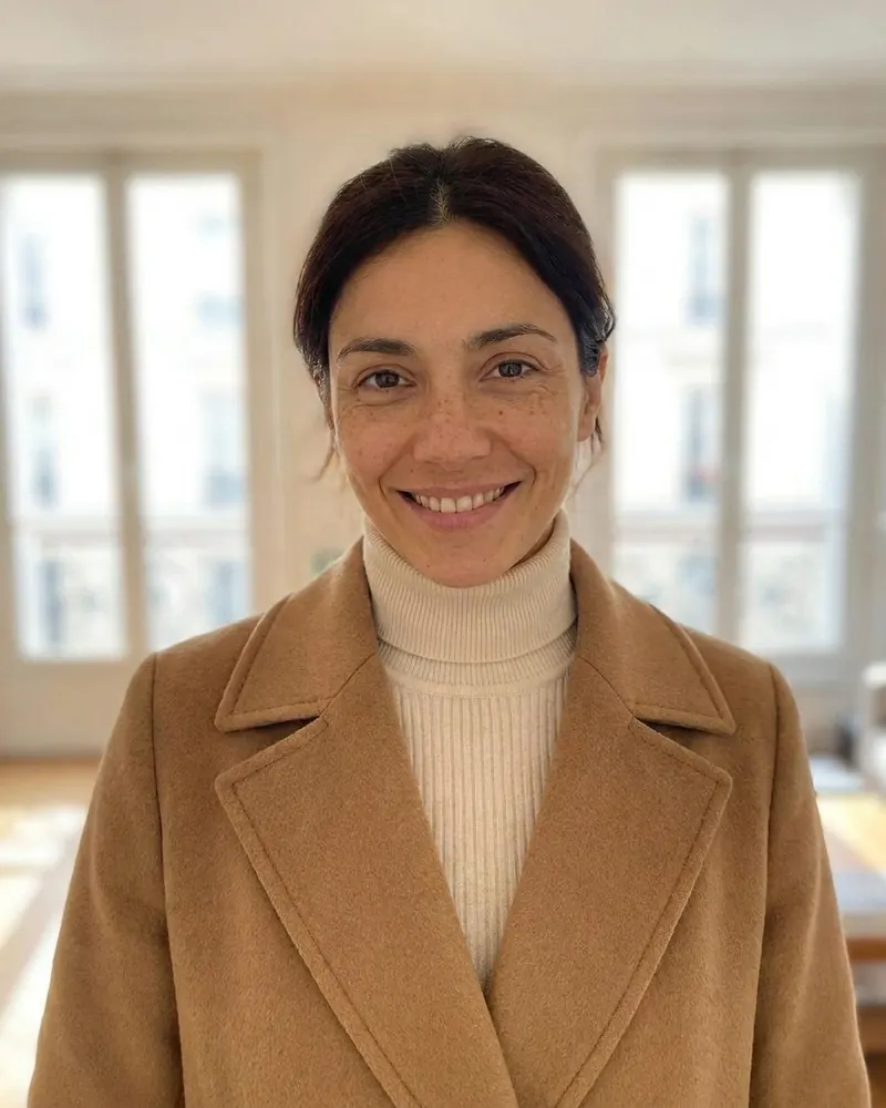 Portrait LinkedIn, manteau camel, lumière de fenêtre