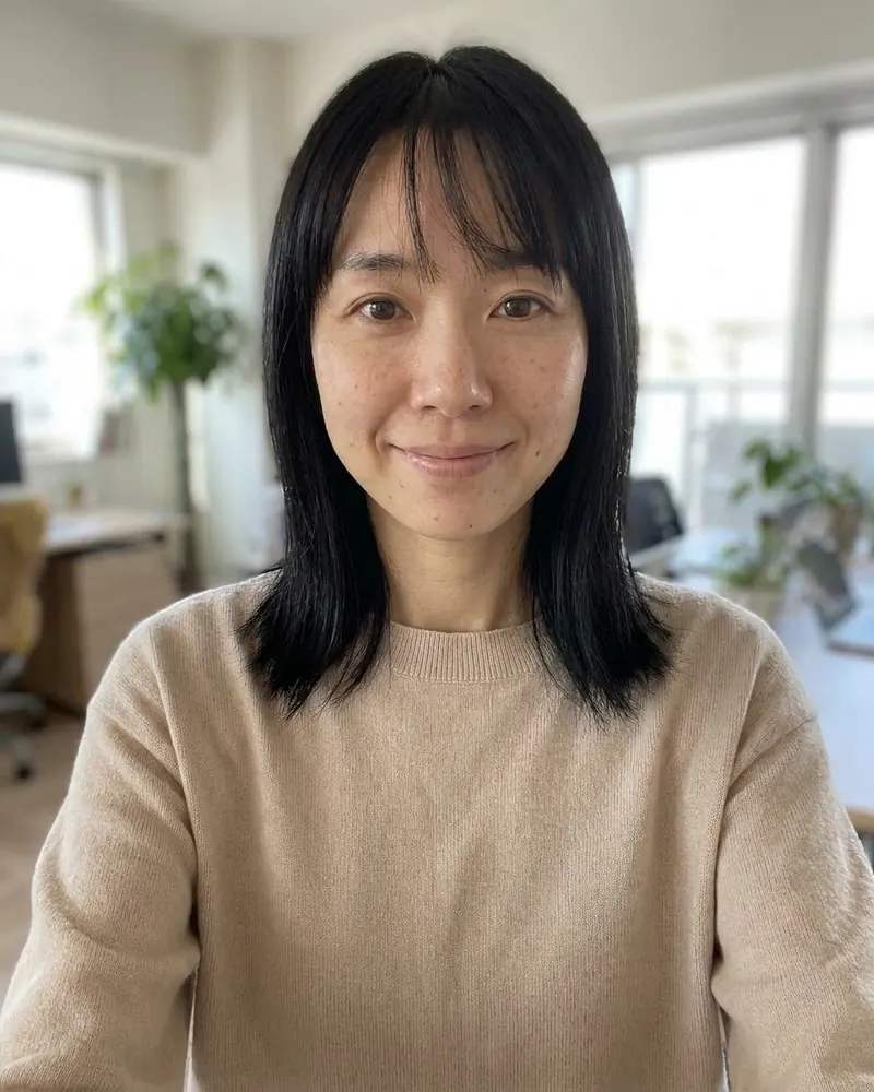明るいオフィスでのプロフィール写真