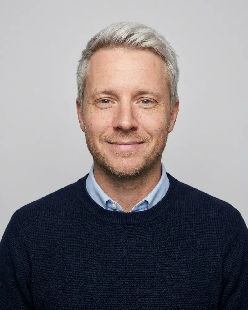 CV-bild med marinblå tröja mot grå bakgrund