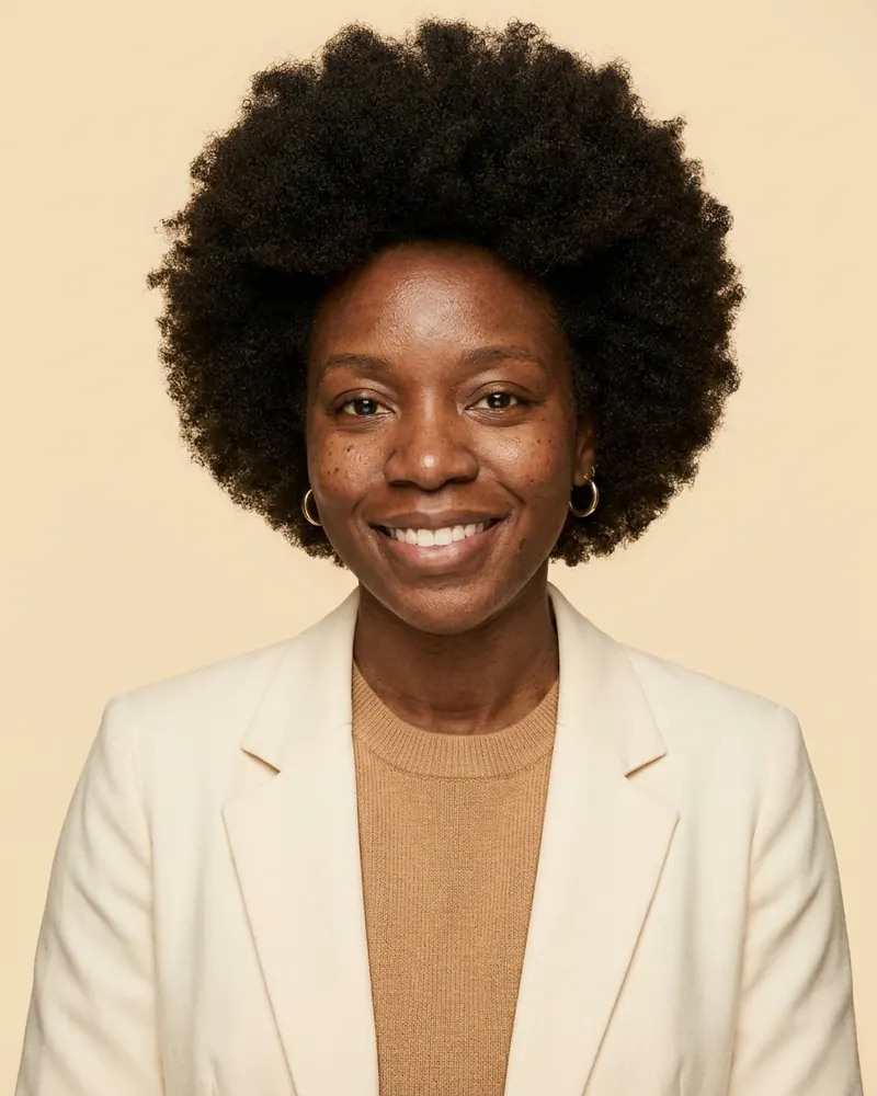 Soft studio look with the afro kept